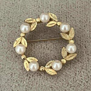 Vintage Wreath Brooch Faux Pearl Golden Leaves Circle Pin Brooch